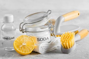 Soda kue memiliki kekuatan untuk membersihkan kotoran yang sulit dihilangkan.