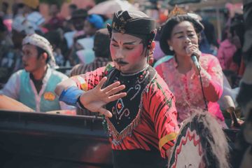 Indonesia memiliki beraneka ragam budaya dan adat, salah satunya tarian daerah.