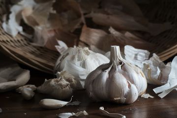 Bawang putih bisa dikupas dengan cepat menggunakan cara ini.