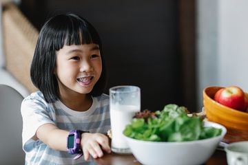 Mana yang lebih baik dilakukan di pagi hari: minum susu panas atau dingin?