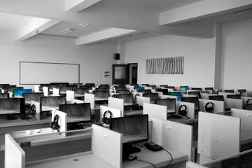 Informatika dipahami sebagai ilmu yang membahas pengelolaan dan analisis data.