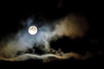 Apakah Bulan Mempunyai Cahaya Sendiri?