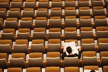 Jurusan Sastra Inggris: Mata Kuliah, Prospek Kerja, dan Daftar Universitasnya