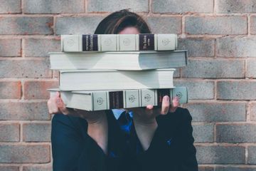 Adjective order adalah urutan penempatan adjective yang harus diikuti saat menulis lebih dari dua kata sifat.