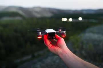 Teks pada Mid Term Test 2 menceritakan tentang drone yang membantu distribusi sampel COVID-19, alat tes, dan APD di rumah sakit untuk menghemat waktu.