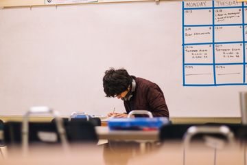 Ujian tengah semester dalam bahasa Inggris disebut dengan mid-term test.
