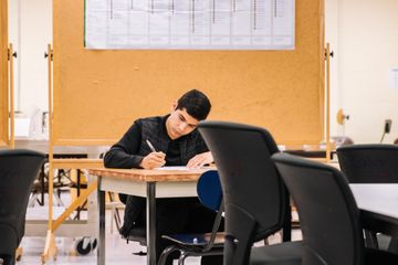 Mid term test atau ujian tengah semester bertujuan untuk mengecek pemahaman siswa.