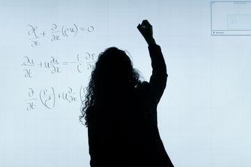 Guru matematika biasanya adalah seorang lulusan jurusan pendidikan matematika pada saat kuliah.