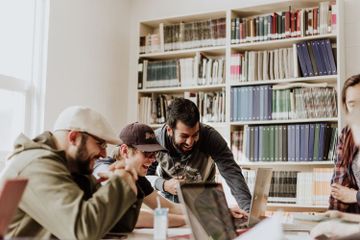 Secara umum terdapat tiga macam kepribadian, introvert, ekstrovert, dan ambivert.