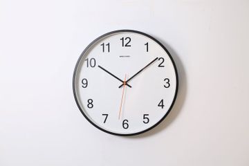 Dalam bahasa Inggris, cara membaca jam memiliki aturan tertentu.