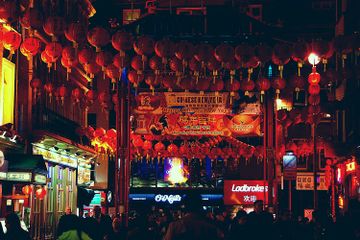 Berbagi Angpao hingga Pertunjukan Barongsai, Ini 5 Tradisi Khas Imlek