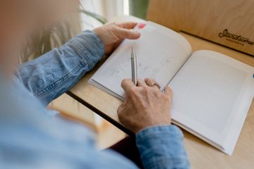 Jawab Soal Materi Bahasa Inggris Kelas XII, Mid-Term Test 2 No. 24-26