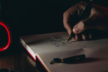 Sahabat pena dalam bahasa Inggris disebut dengan pen pal.
