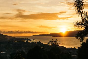 Maluku sebagai pusat perdagangan rempah-rempah membuat bangsa Timur Tengah berdagang di sana.