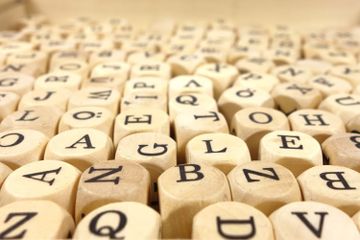 Mengenal Blended Words Frenemy, Chillax, Emoticon, dan Penggunaannya