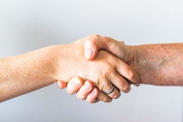 Memperkenalkan diri dalam bahasa Inggris disebut dengan introducing ourself.