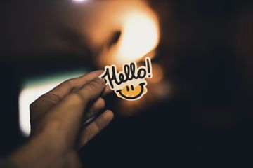 Teks perkenalan diri bisa kita tujukan untuk menjelaskan siapa diri kita juga menjelaskan maksud dan tujuan kita.