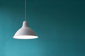 Lampu yang menyala termasuk perubahan energi.