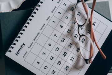 Dalam bahasa Inggris, nama bulan dalam satu tahun disebut months of the year, sementara nama hari dalam satu minggu adalah days of the week.