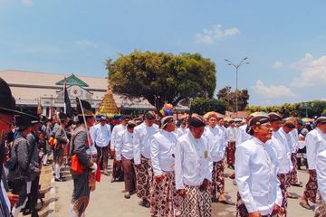 20 Kosakata Krama Ngoko, Krama Lugu, Krama Alus, dan Terjemahannya