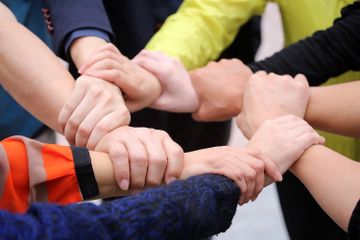 Kerja sama telah menjadi akar budaya masyarakat Indonesia.