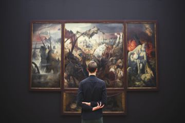 Umumnya profesi kurator akan bekerja di museum atau gedung kesenian.