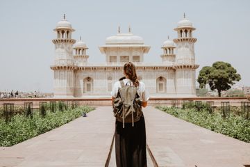 Traveling dalam bahasa Indonesia disebut juga dengan bepergian.