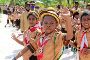 Gerakan pramuka di Indonesia memiliki lambang berupa tunas kelapa.