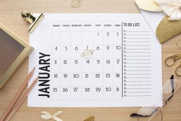 Penyebutan nama hari dan bulan dalam bahasa Inggris agak berbeda dengan bahasa Indonesia.