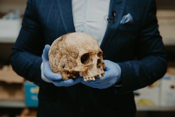 Selain mendalami ilmu sejarah, seorang Arkeolog juga wajib mempelajari ilmu geografi.