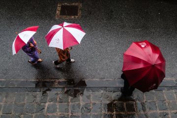 Dalam bahasa Inggris, cuaca disebut dengan weather.