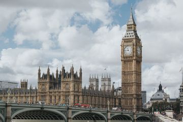 London adalah kota yang besar dan ramai.