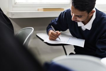 Reading comprehension termasuk di dalam satu tes TOEIC. 