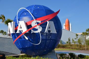NASA berhasil meluncurkan Teleskop James Webb.