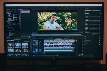 Profesi Video Editor: Tugas, Keahlian, dan Pendidikan 