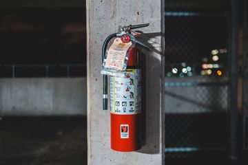 Fire extinguisher dalam bahasa Indonesia disebut dengan alat pemadam api.