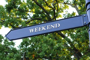 Dalam bahasa Inggris, akhir pekan disebut dengan weekend.