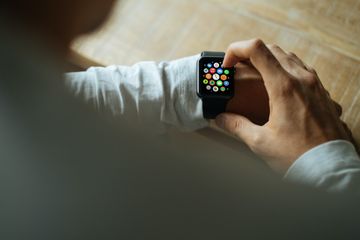 Smartwatch adalah perangkat yang bisa membuat kita lebih produktif dan sehat.