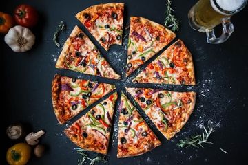 Mengapa Pizza Dipotong Bentuk Segitiga?