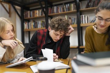 Tenses Bahasa Inggris: Pengertian, Jenis-Jenis, Rumus