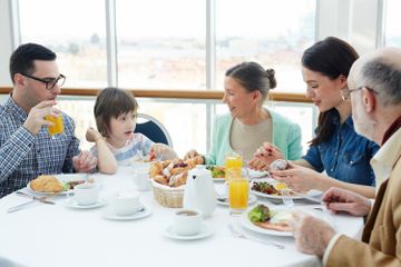 Memberikan komentar pada makanan dalam bahasa Inggris disebut dengan comment on food.