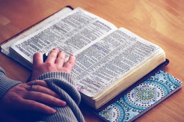 Phrasal verb merupakan suatu frasa yang terbentuk dari kata kerja dan preposisi.