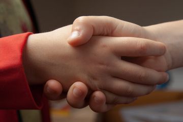 Memperkenalkan diri dalam bahasa Inggris bisa dilakukan secara formal dan informal.