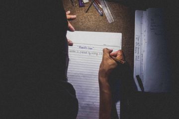 Pengertian Reduced Adjective Clause beserta Contoh Kalimatnya