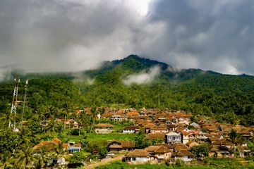 Salah satu fungsi lingkungan bagi manusia adalah sebagai tempat tinggal.