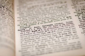 Macam-Macam Bentuk Phrasal Verb 'Make', Arti, dan Contoh Penggunaannya