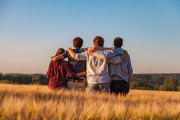 Dalam baahsa Inggris, teman adalah friend.