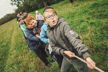 Liburan sekolah dalam bahasa Inggris disebut dengan school holiday.
