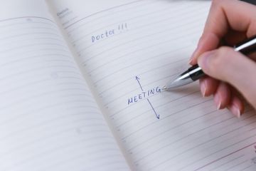 I have meeting at 7 a.m adalah salah satu contoh penggunaan preposisi kata at.