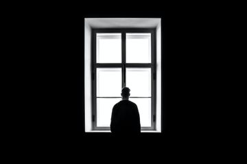 Kesepian dalam bahasa Inggris disebut dengan loneliness.